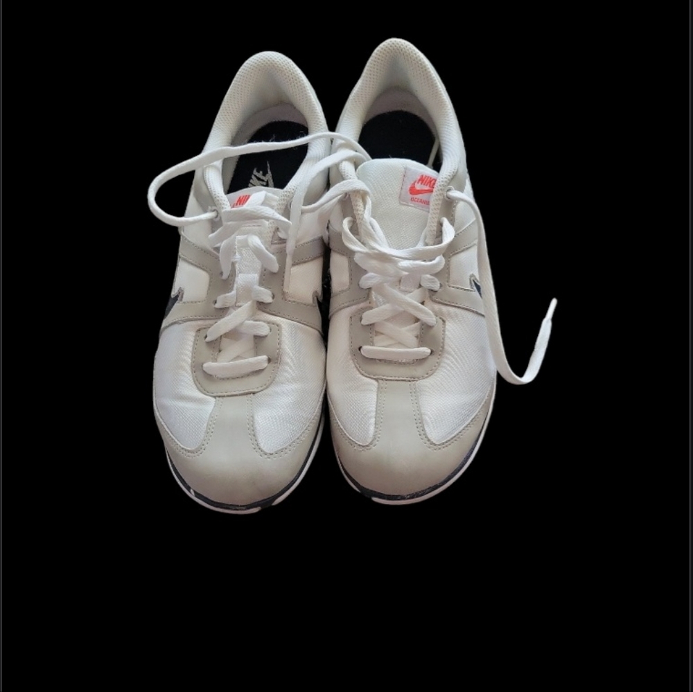 Nike Oceania / WOMENS U.S. 7.5 / Beige White Walking Shoes / 443937-101